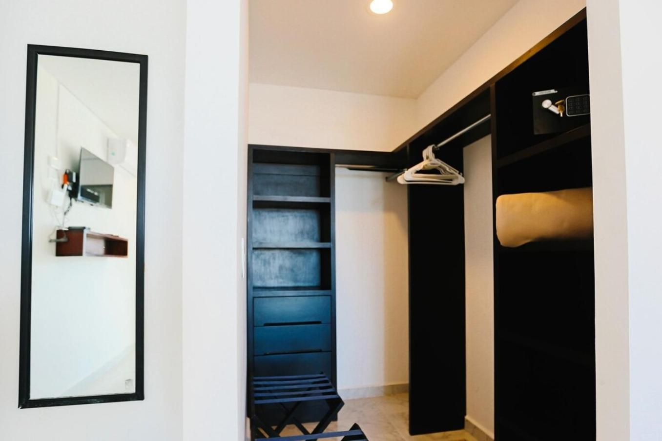 Large One-bedroom Near Isla Mujeres Ferry Cancun